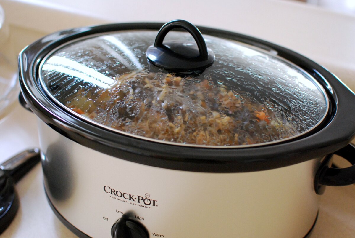 The Best Slow Cooker with Locking Lid for No-Spill Meals